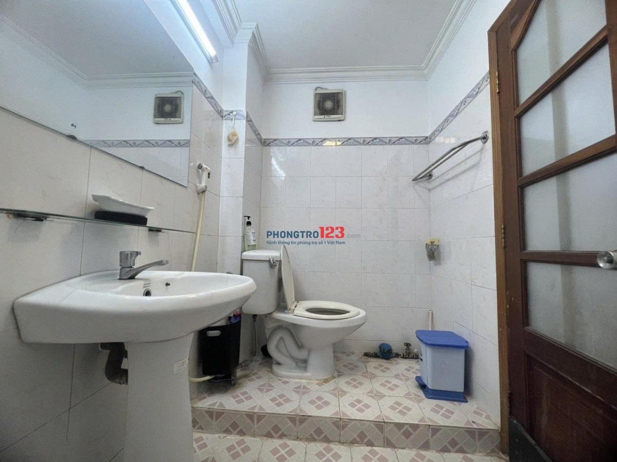 Chung cư Đặng Văn Ngữ 83m2, 2p ngủ, không nội thất, giá 11,5tr/tháng