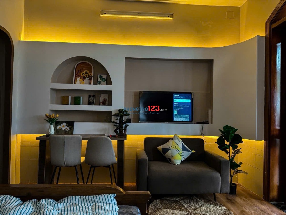 CHO THUÊ CĂN HỘ FULL NỘI THẤT, TÁCH BẾP, CÓ BAN CÔNG VÀ THANG MÁY, Ở NGAY