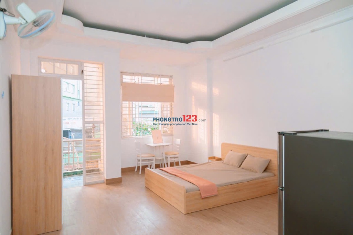 PHÒNG BAN CÔNG, CỬA SỔ LỚN, XA BẾP ở Nơ Trang Long Bình Thạnh giá 6trX gần VLU HUTECH UEF UTH