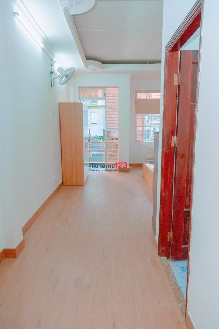 PHÒNG BAN CÔNG, CỬA SỔ LỚN, XA BẾP ở Nơ Trang Long Bình Thạnh giá 6trX gần VLU HUTECH UEF UTH