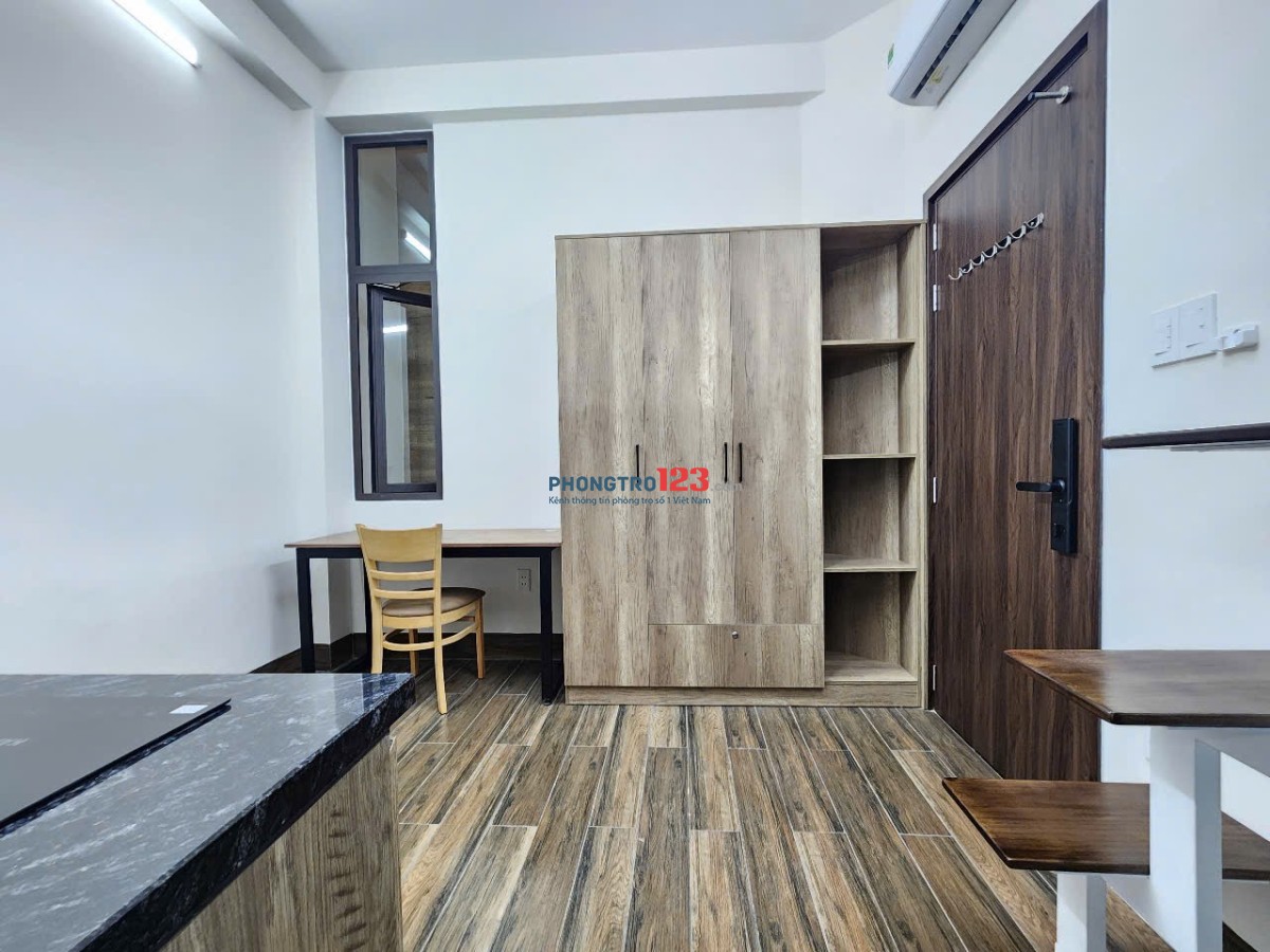 Chi thuê phòng có gác, máy giặt riêng, máy sấy riêng, nhà Thang Máy ở XVNT gần Hàng Xanh, UEF HUTECH