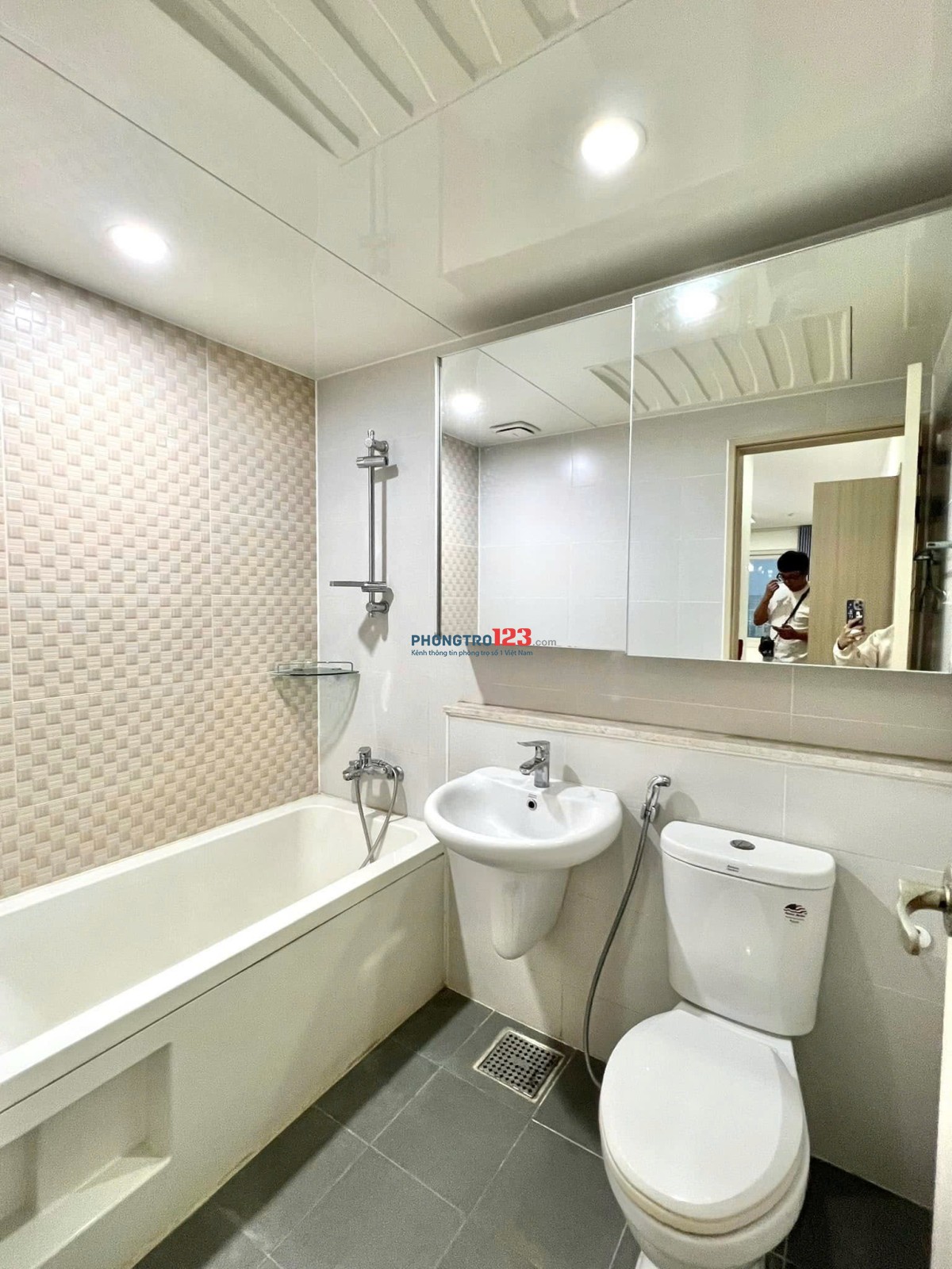 Cho thuê chung cư Tân Hương Tower - 2PN, có ban công giá chỉ 10tr/tháng