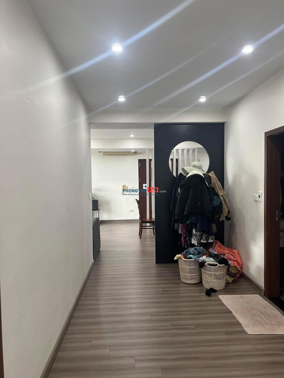 Cho thuê chung cư Oriental Plaza, Âu Cơ- 2PN, nội thất cơ bản giá 11tr/tháng