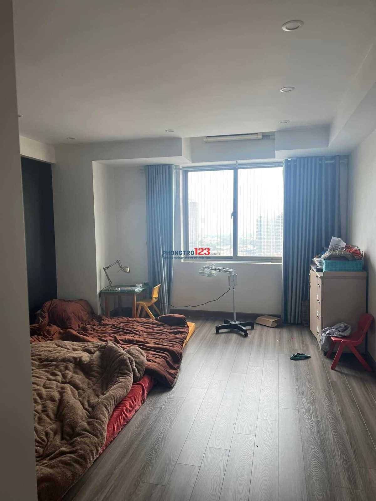 Cho thuê chung cư Oriental Plaza, Âu Cơ- 2PN, nội thất cơ bản giá 11tr/tháng