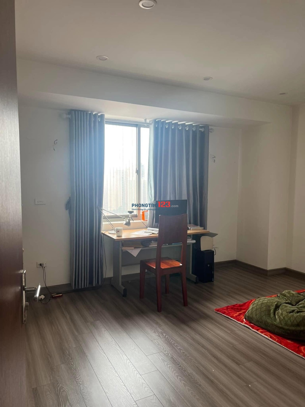 Cho thuê chung cư Oriental Plaza, Âu Cơ- 2PN, nội thất cơ bản giá 11tr/tháng