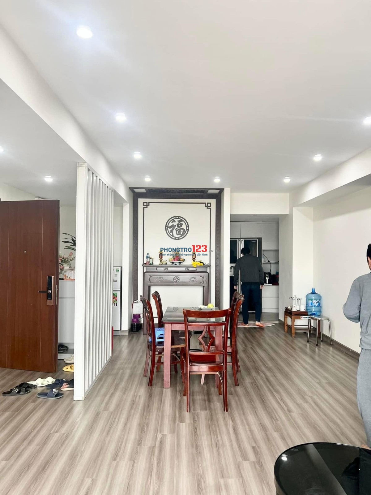 Cho thuê chung cư Oriental Plaza, Âu Cơ- 2PN, nội thất cơ bản giá 11tr/tháng