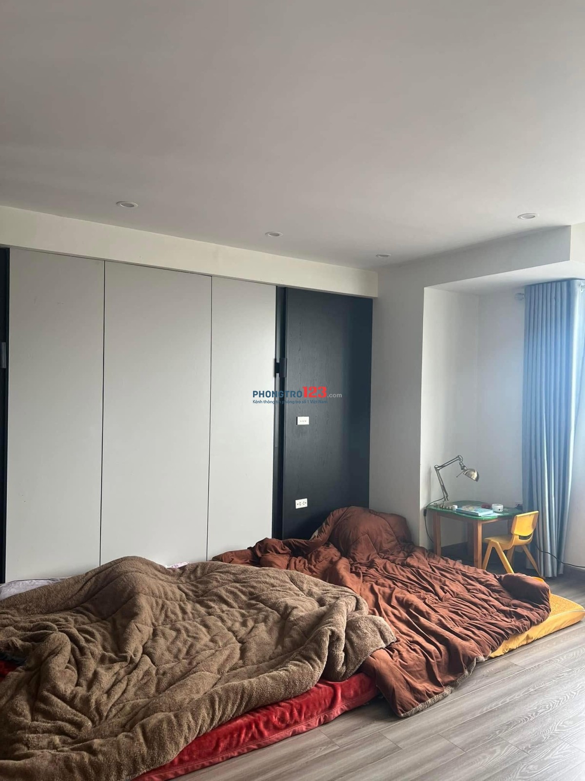 Cho thuê chung cư Oriental Plaza, Âu Cơ- 2PN, nội thất cơ bản giá 11tr/tháng
