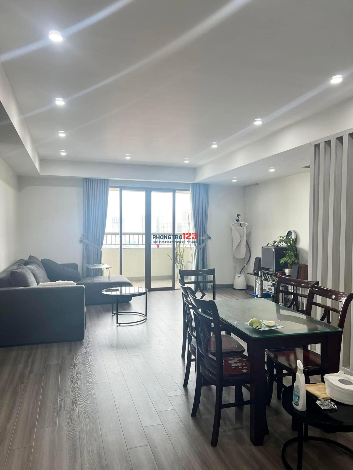 Cho thuê chung cư Oriental Plaza, Âu Cơ- 2PN, nội thất cơ bản giá 11tr/tháng