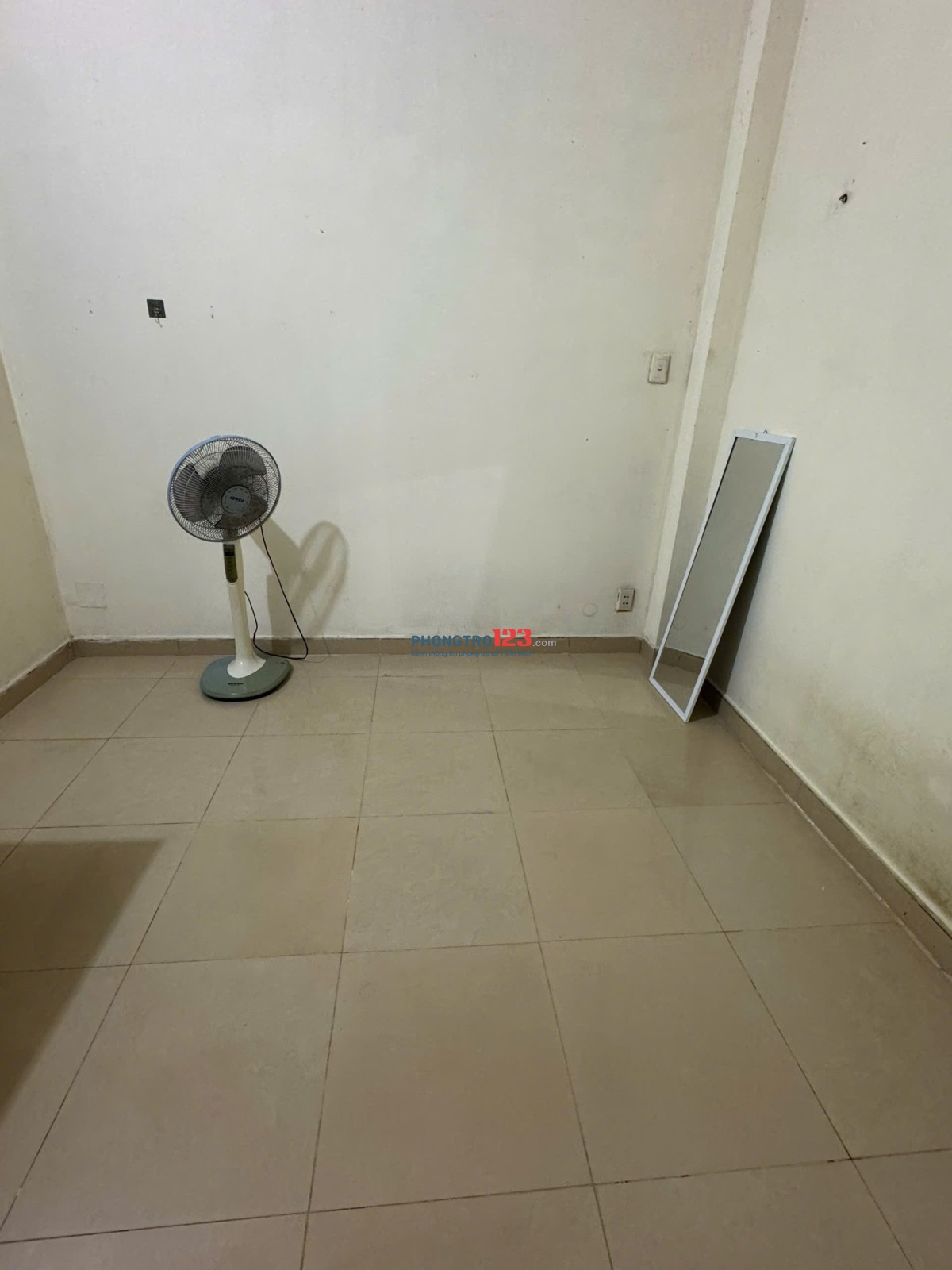 Còn trống 2 phòng, vào ở ngay, khu vực an ninh, hẻm xe hơi
