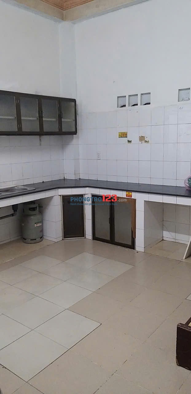 Còn trống 2 phòng, vào ở ngay, khu vực an ninh, hẻm xe hơi