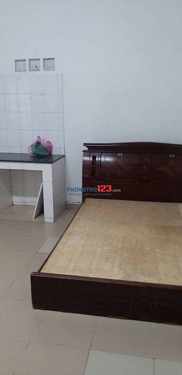 Còn trống 2 phòng, vào ở ngay, khu vực an ninh, hẻm xe hơi