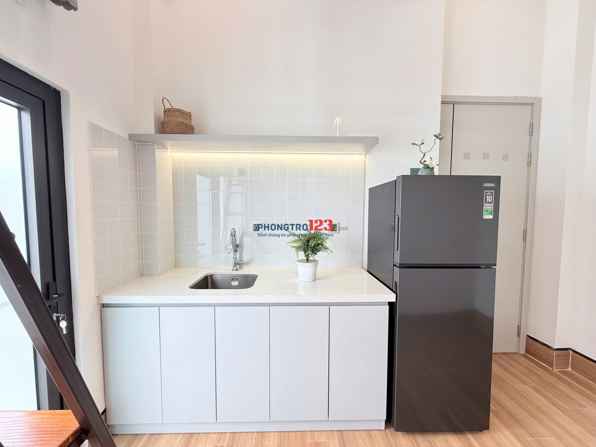 PHÒNG NGUYỄN CỬU VÂN GÁC CAO CÓ BAN CÔNG SIÊU RỘNG GẦN ĐH KINH TẾ TÀI CHÍNH, ĐH NGOẠI THƯƠNG, ĐH HB.