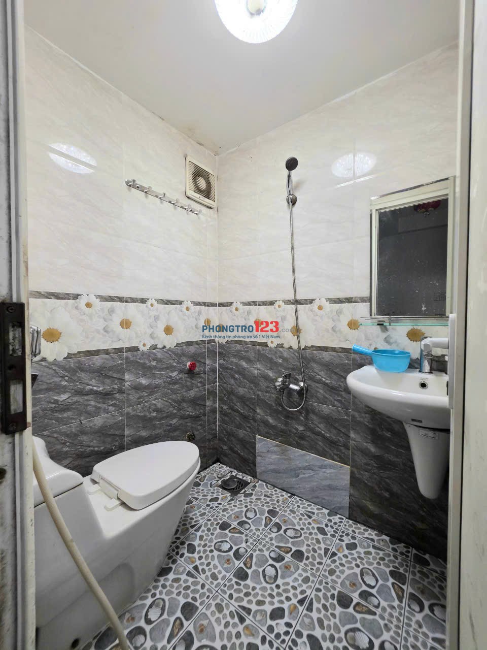 Chính Chủ Cho Thuê Phòng Studio - Nhà Thang Máy - Hoàng Hoa Thám - Gần Chợ Cây Quéo