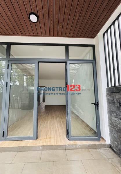 Cho thuê tầng trệt Cát Lái gần citihome, DT 50m2 gồm 1PN 1PK 1 tách bếp sân sau Giá 7tr có máy lạnh,