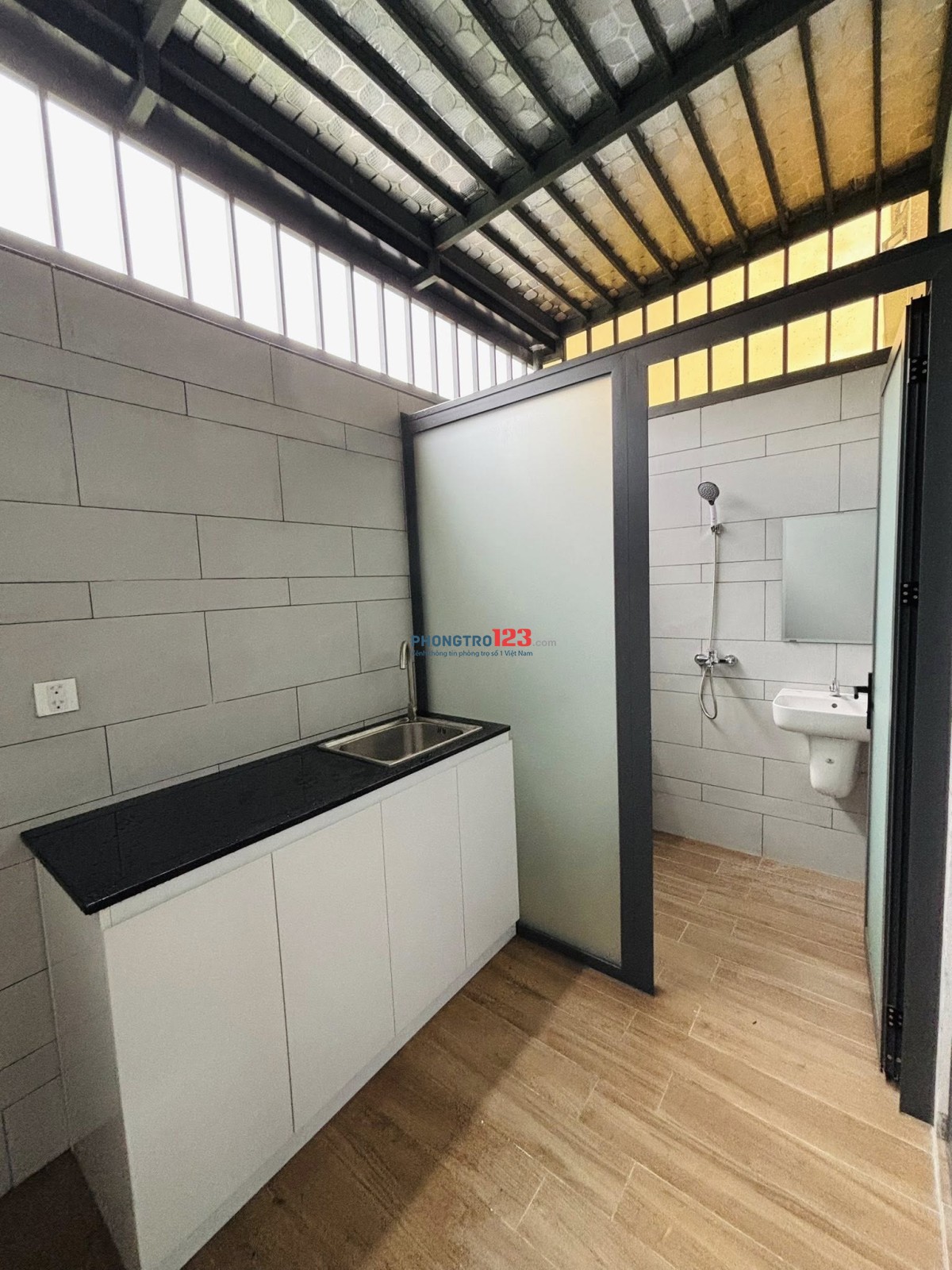 Cho thuê tầng trệt Cát Lái gần citihome, DT 50m2 gồm 1PN 1PK 1 tách bếp sân sau Giá 7tr có máy lạnh,