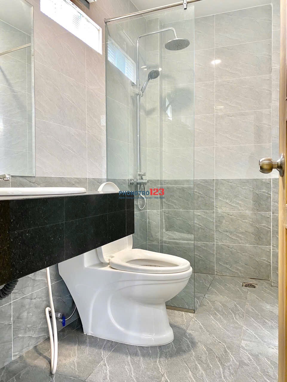 Phòng ban công lớn, máy giặc riêng, nhà thang máy, bếp xa giường ở xvnt gần Hutech, uef, uth,