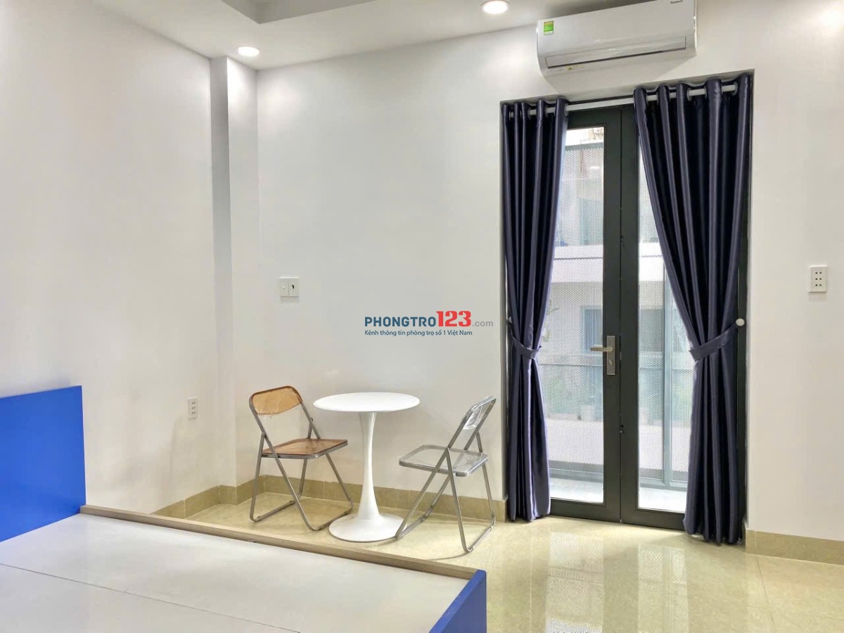 Phòng ban công lớn, máy giặc riêng, nhà thang máy, bếp xa giường ở xvnt gần Hutech, uef, uth,