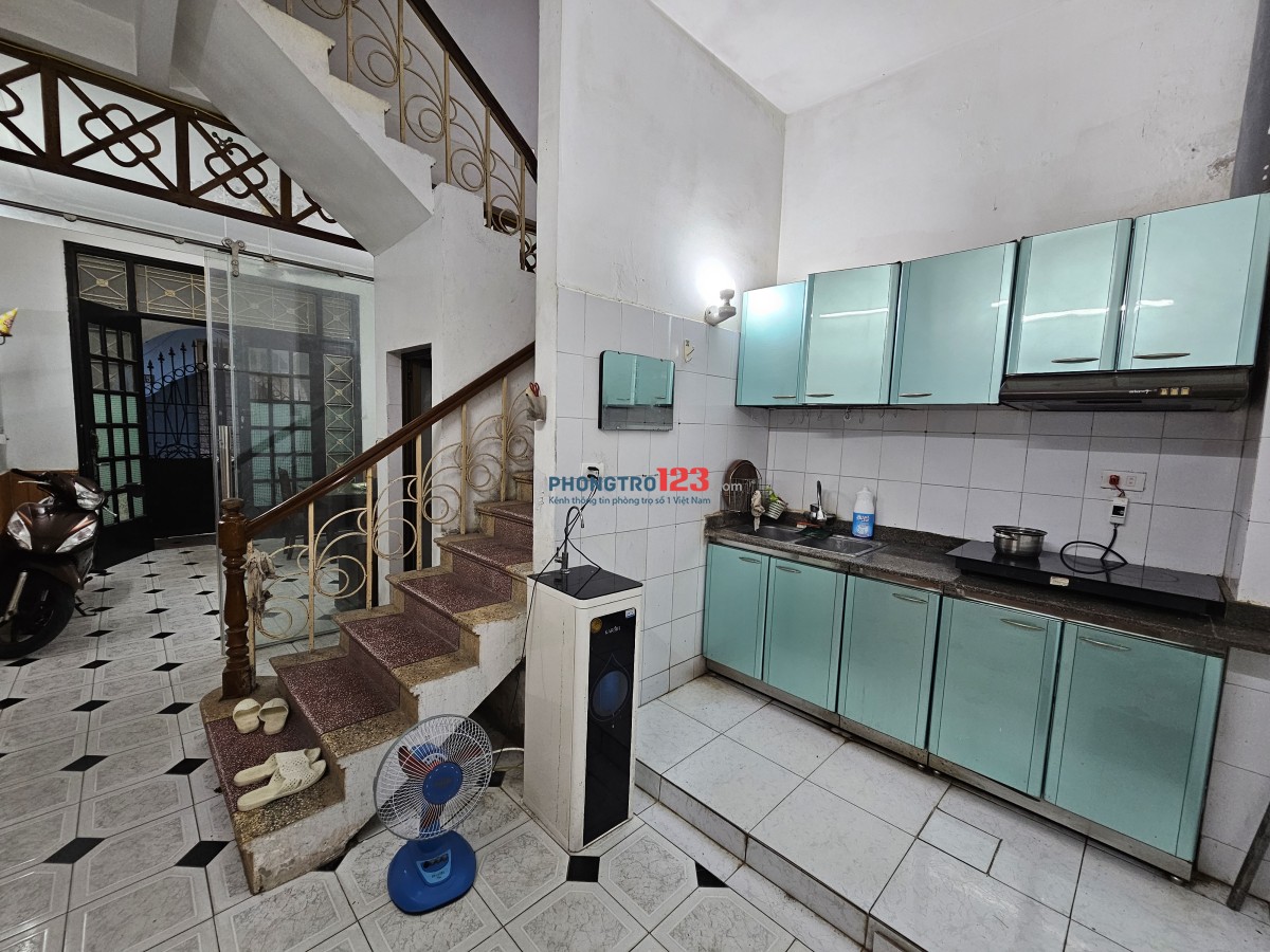 Cho thuê nhà nguyên căn 4 tầng, dt 40m2 tại Thịnh Quang, Đống Đa, Hà Nội.