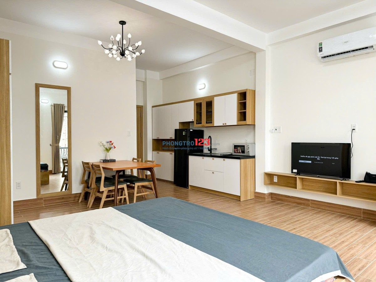 Phòng ban công full nội thất ngay Học Viện Hàng Không_Greenwich Cộng Hoà