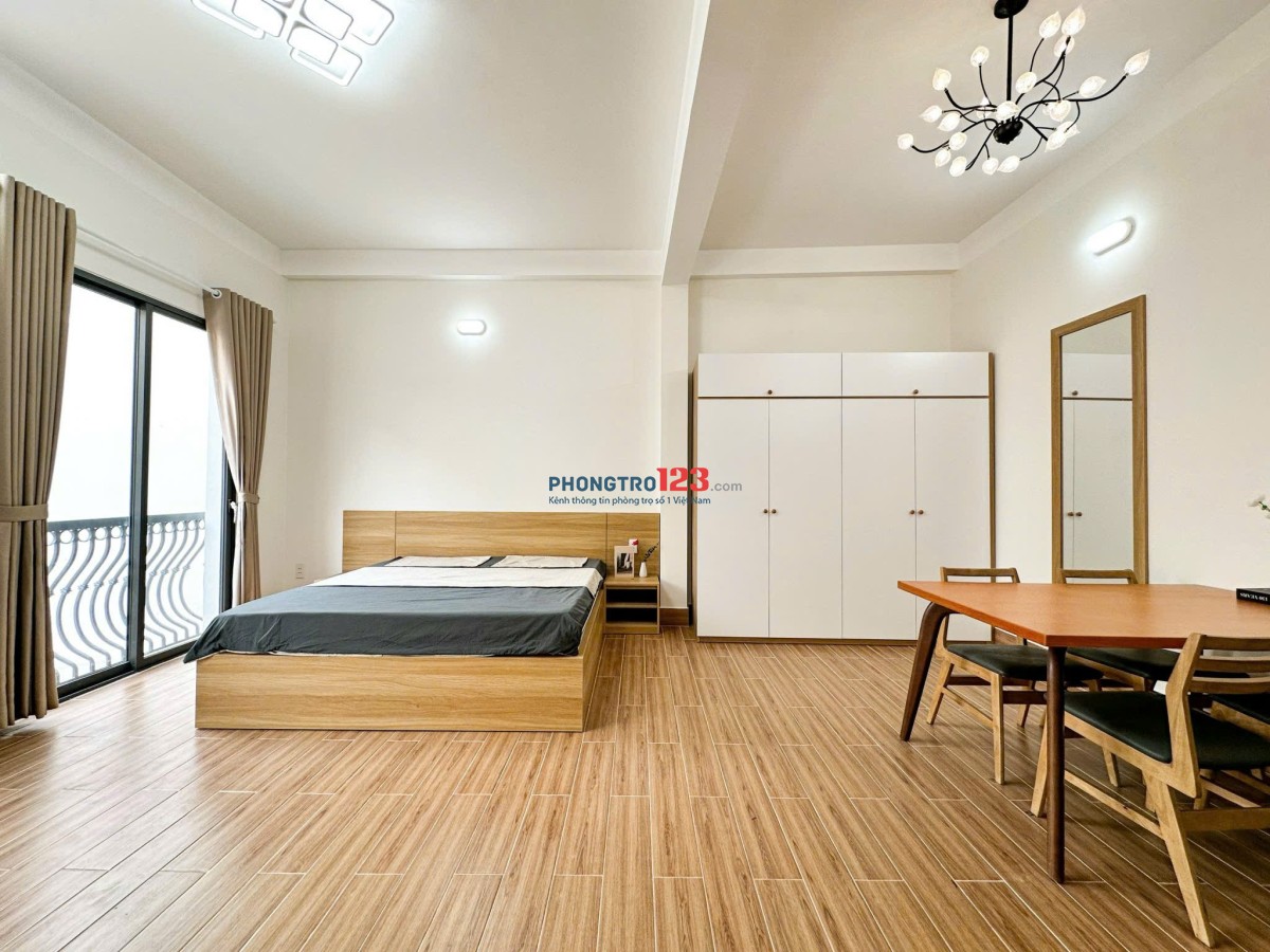Phòng ban công full nội thất ngay Học Viện Hàng Không_Greenwich Cộng Hoà