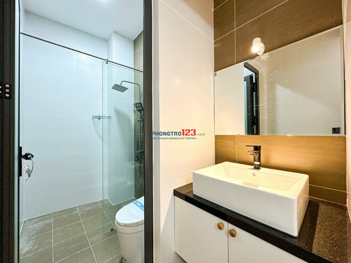 Phòng ban công full nội thất ngay Học Viện Hàng Không_Greenwich Cộng Hoà