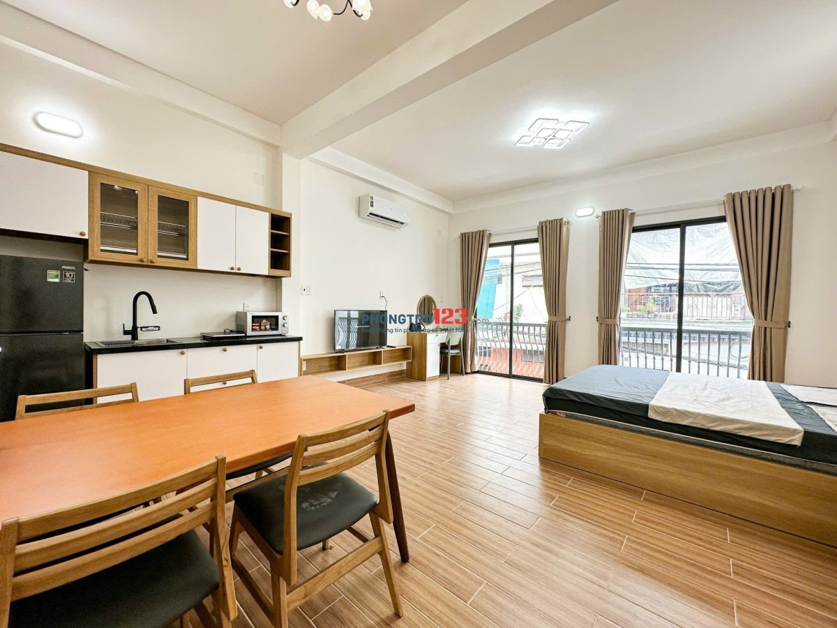 Phòng ban công full nội thất ngay Học Viện Hàng Không_Greenwich Cộng Hoà
