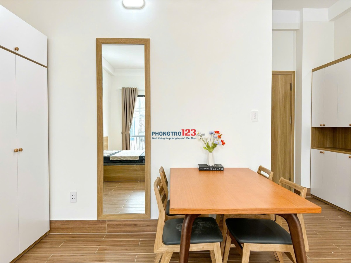 Phòng ban công full nội thất ngay Học Viện Hàng Không_Greenwich Cộng Hoà