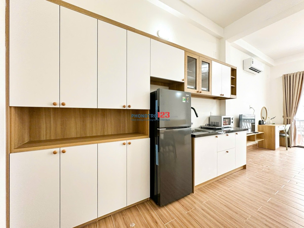 Phòng ban công full nội thất ngay Học Viện Hàng Không_Greenwich Cộng Hoà