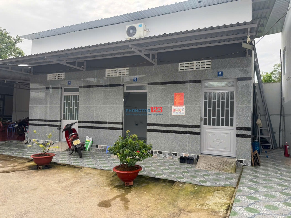 Phòng mới, sạch sẽ, an ninh tuyệt đối, đèn đường, đèn sân sáng đêm, có sân chơi cầu lông, sân để xe.
