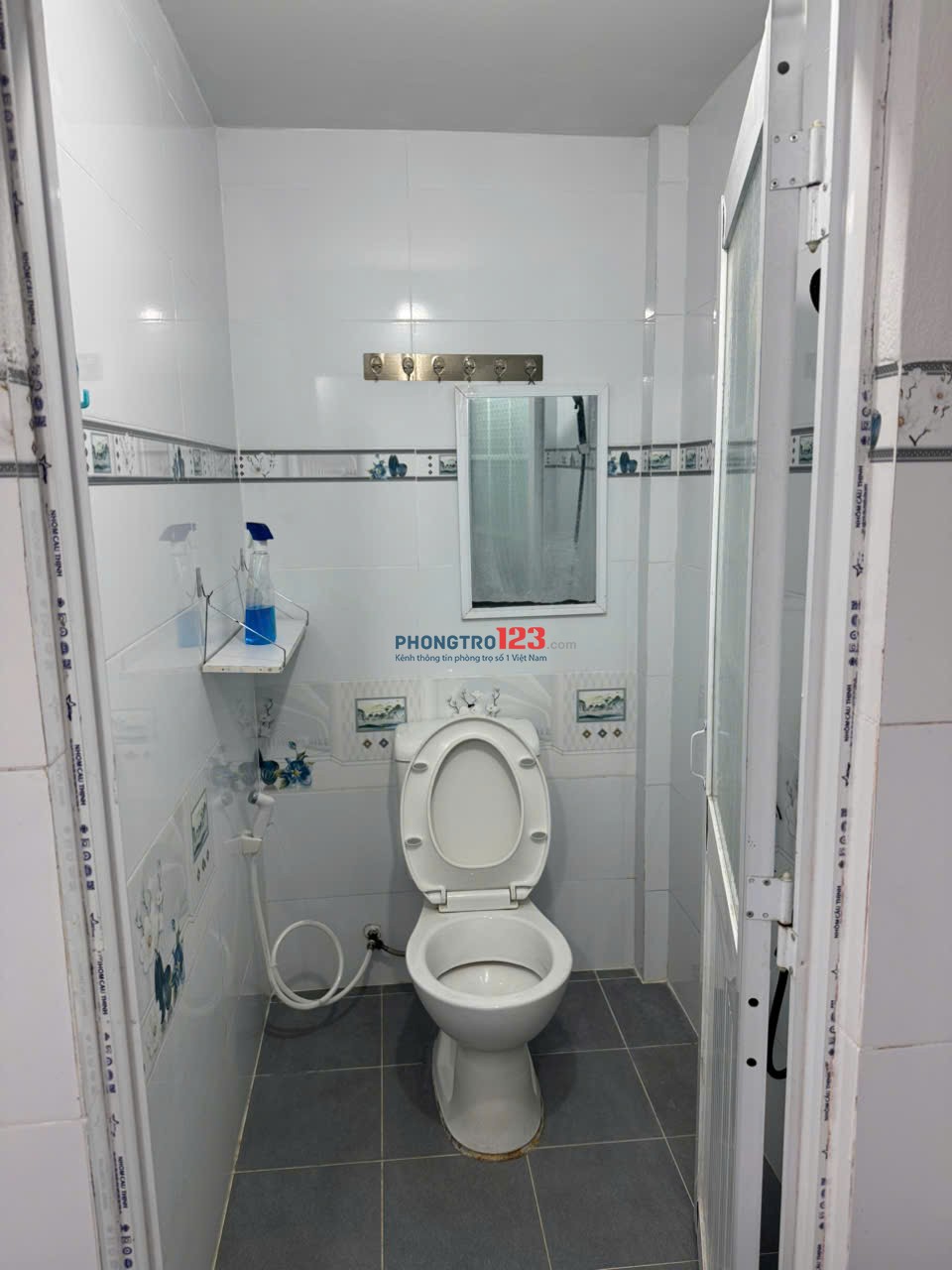 Phòng mới, sạch sẽ, an ninh tuyệt đối, đèn đường, đèn sân sáng đêm, có sân chơi cầu lông, sân để xe.