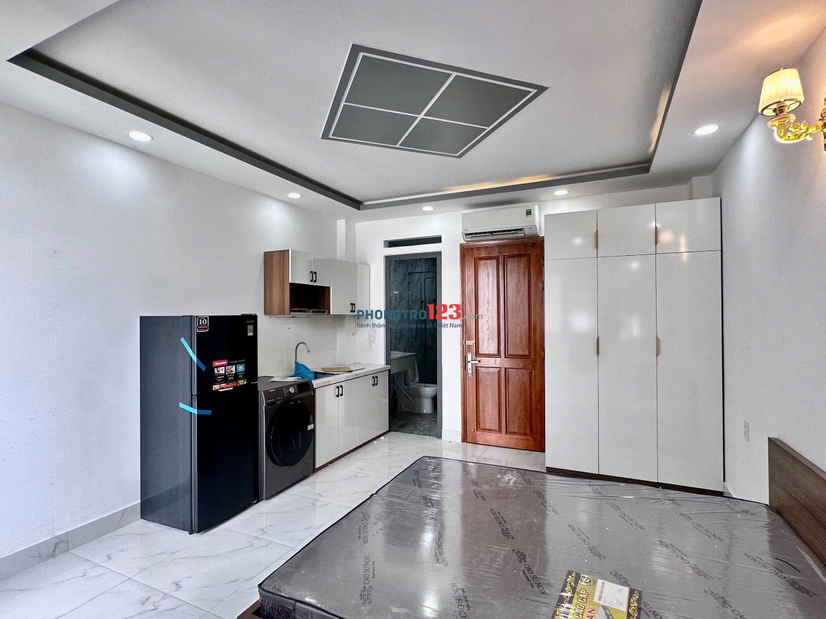 Căn hộ dịch vụ ban công riêng, siêu thoáng, gần các trường đh Hutech, Uef, Đh Giao thông vận tải….