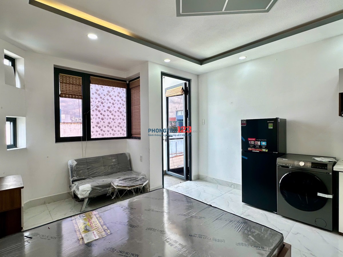 Căn hộ dịch vụ ban công riêng, siêu thoáng, gần các trường đh Hutech, Uef, Đh Giao thông vận tải….