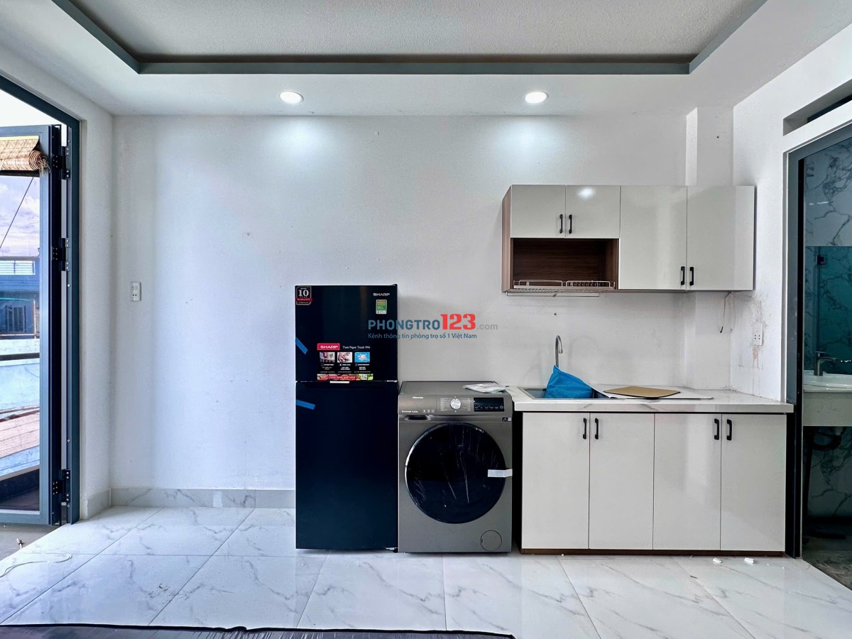 Căn hộ dịch vụ ban công riêng, siêu thoáng, gần các trường đh Hutech, Uef, Đh Giao thông vận tải….