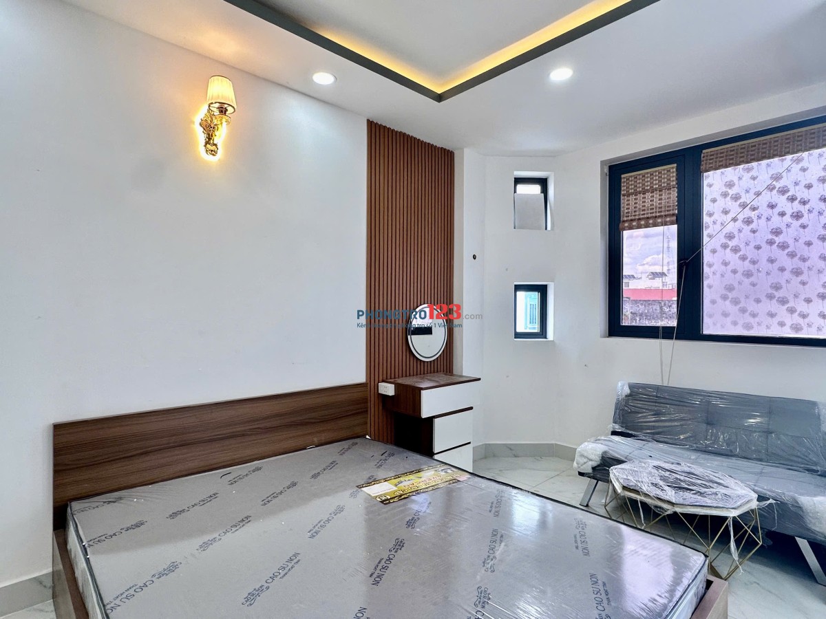 Căn hộ dịch vụ ban công riêng, siêu thoáng, gần các trường đh Hutech, Uef, Đh Giao thông vận tải….