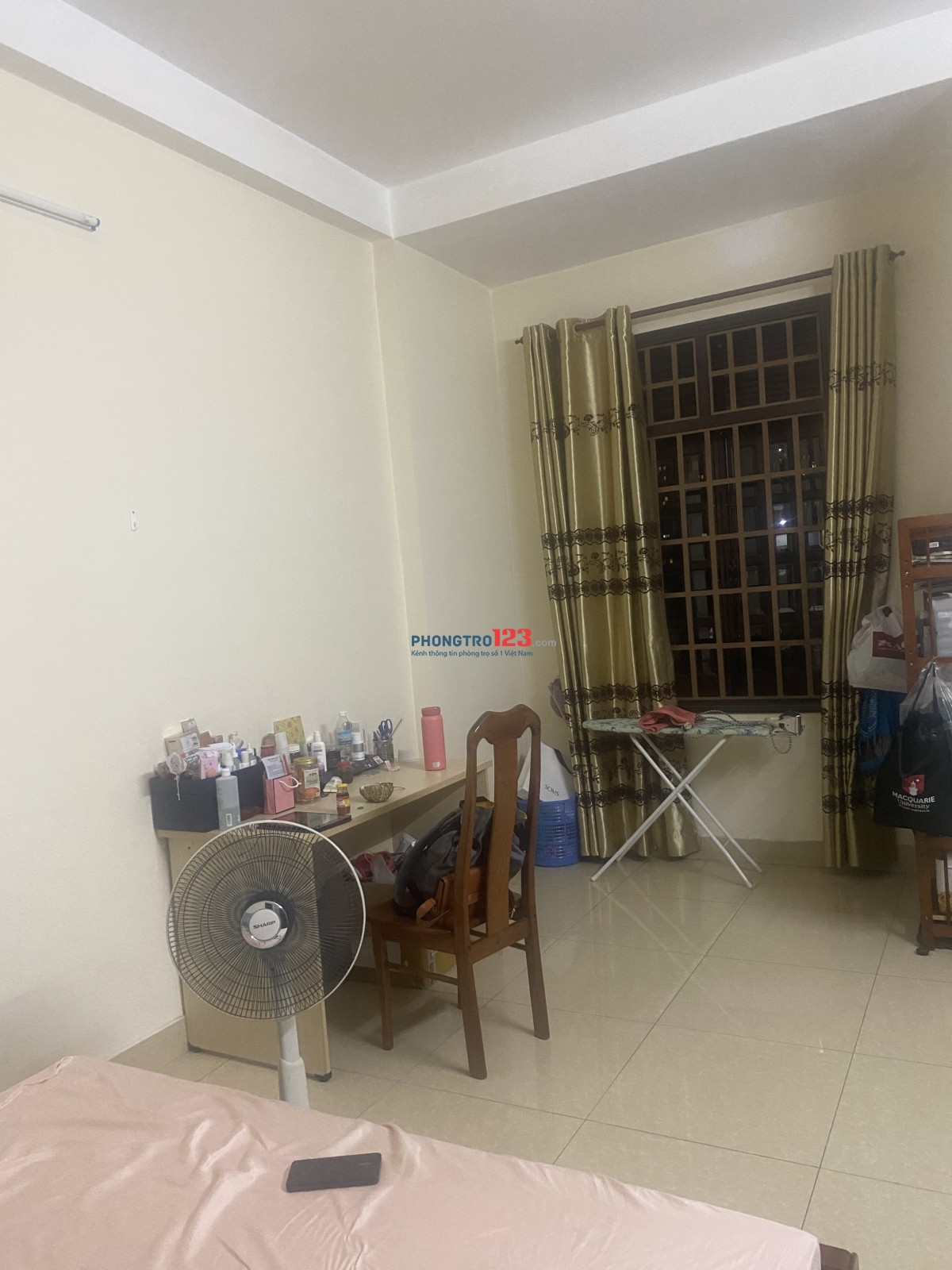Cho thuê tầng 3 nhà Quận 2 (2 phòng ngủ rộng 18m2)