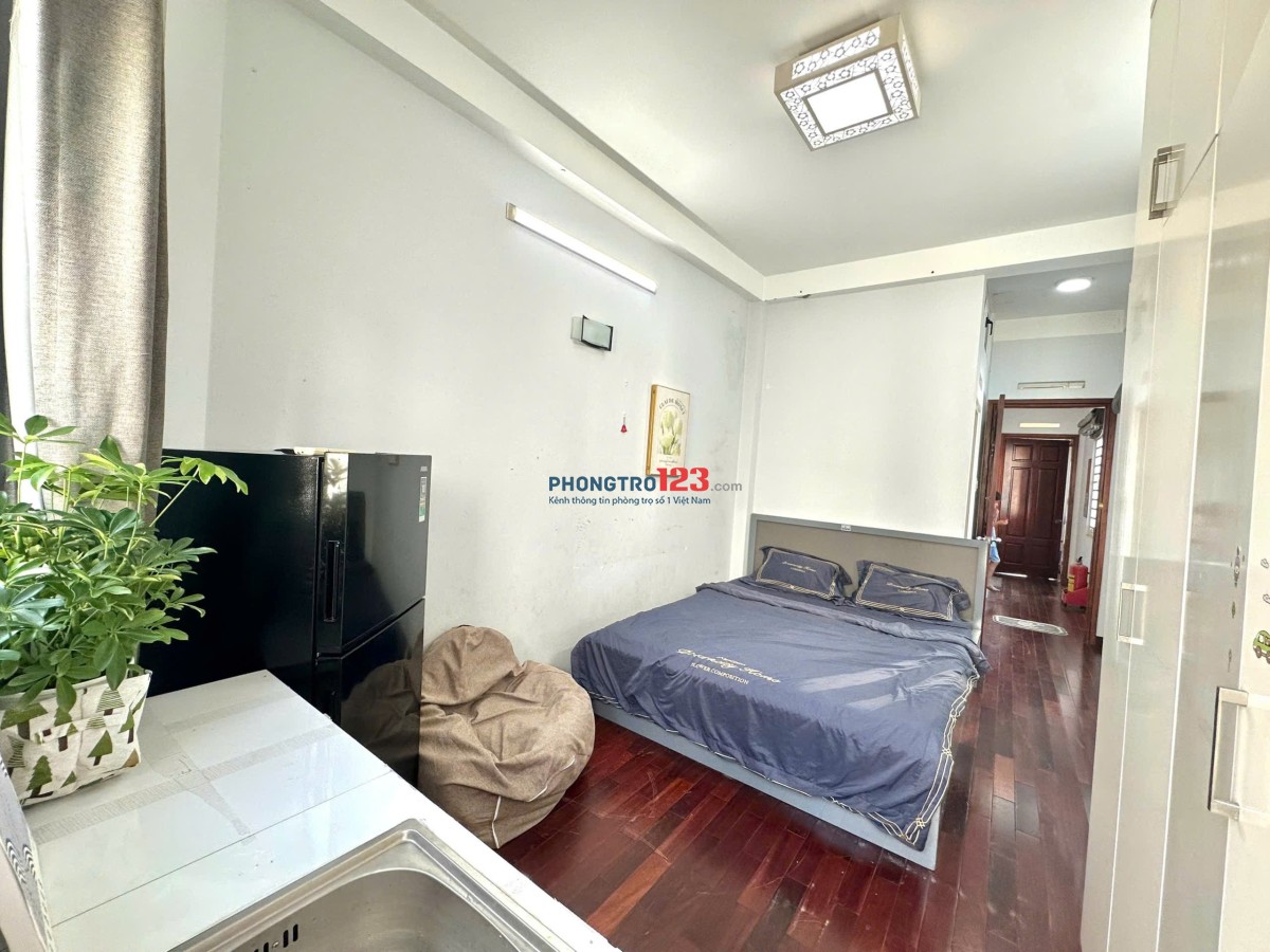 Cho thuê phòng gần VLU, UEF, IUH, có ban công, full nội thất Bình Thạnh