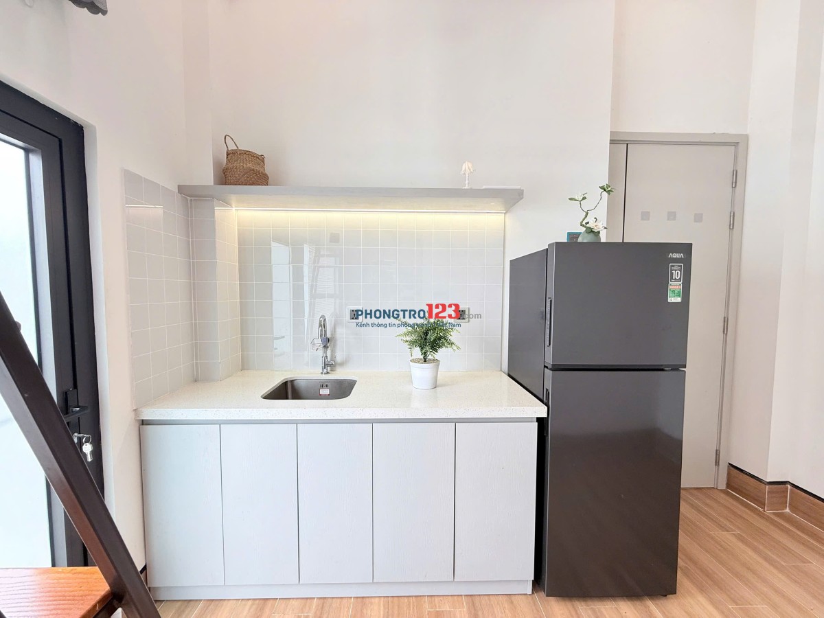 Cho thuê phòng gác lửng ban công rộng, full nội thất – Bình Thạnh đi bộ qua UEF, Hồng Bàng, Hutech
