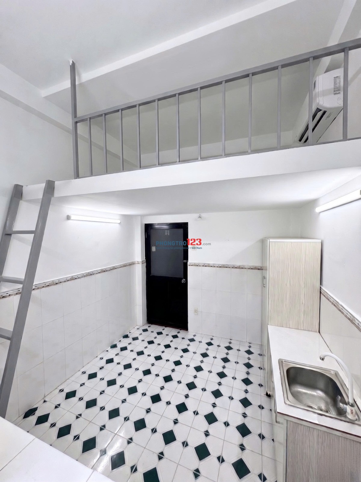 Phòng rộng rãi, gác lửng, máy lạnh, bếp. Gần ĐH Công Nghiệp