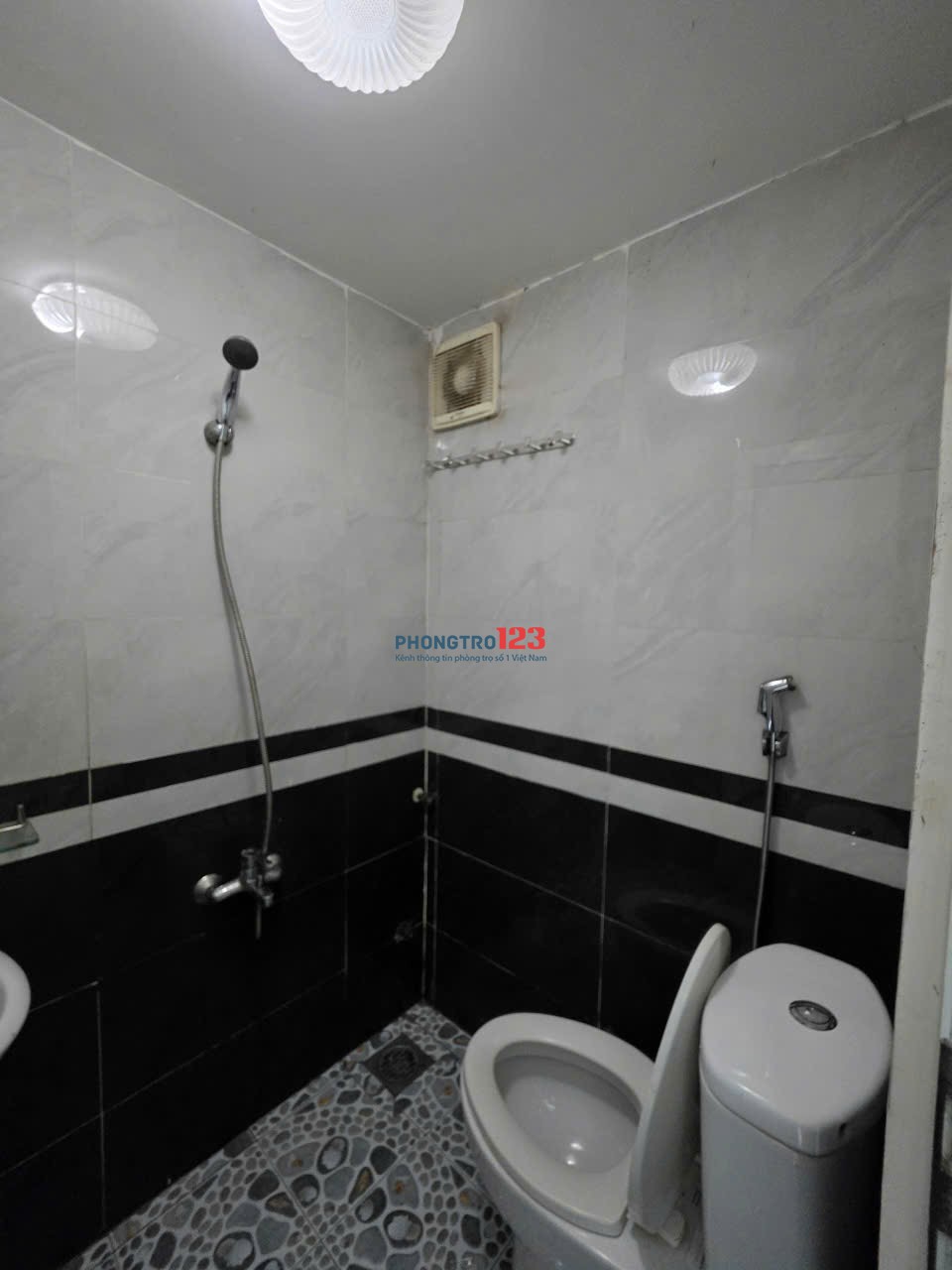 Chính Chủ Cho Thuê Phòng 30m2 - Hoàng Hoa Thám - CHỈ TÍNH ĐIỆN 3k5, NƯỚC 100k/ng