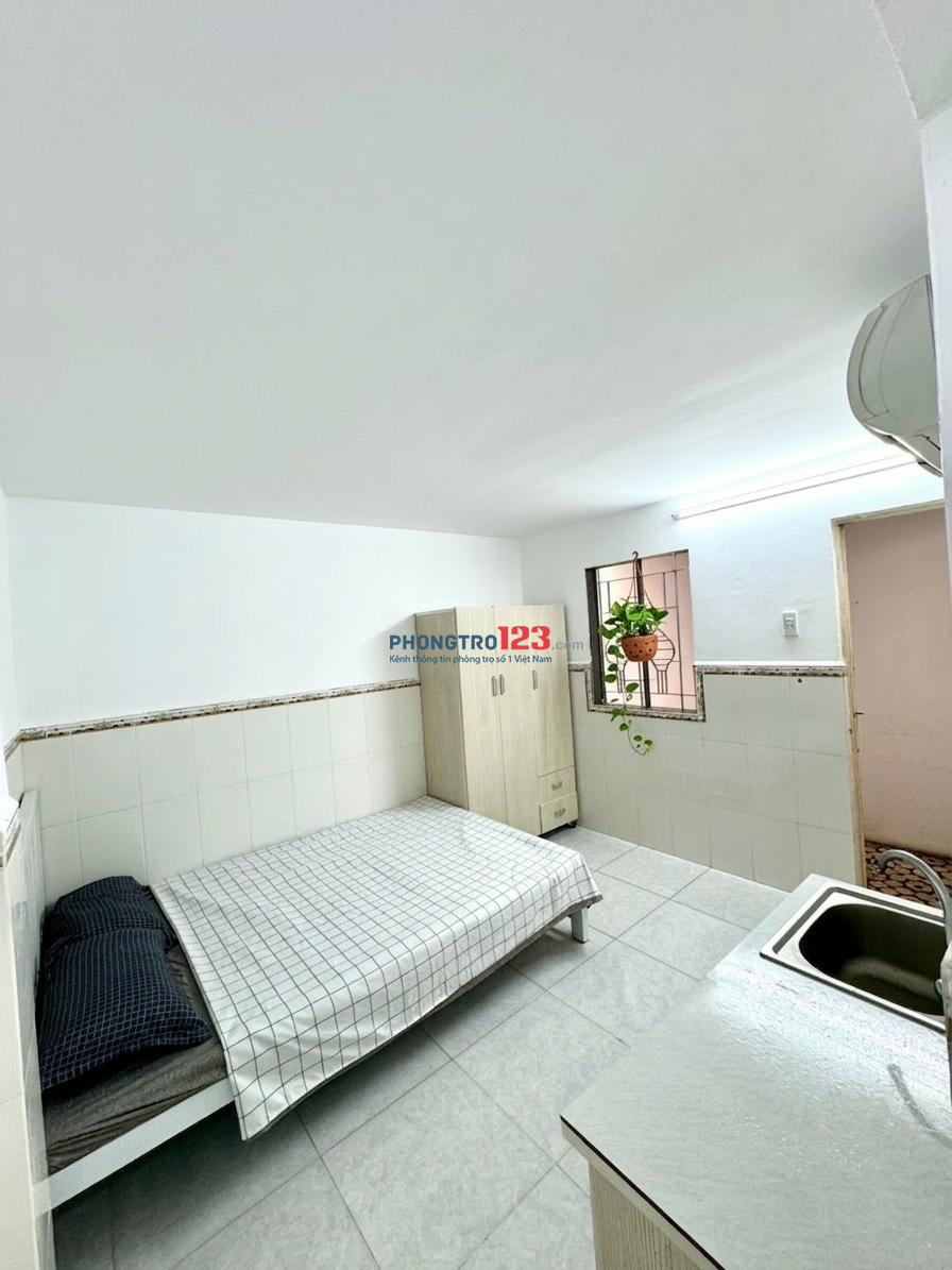 Phòng rộng rãi, gác lửng, máy lạnh, bếp. Gần ĐH Công Nghiệp