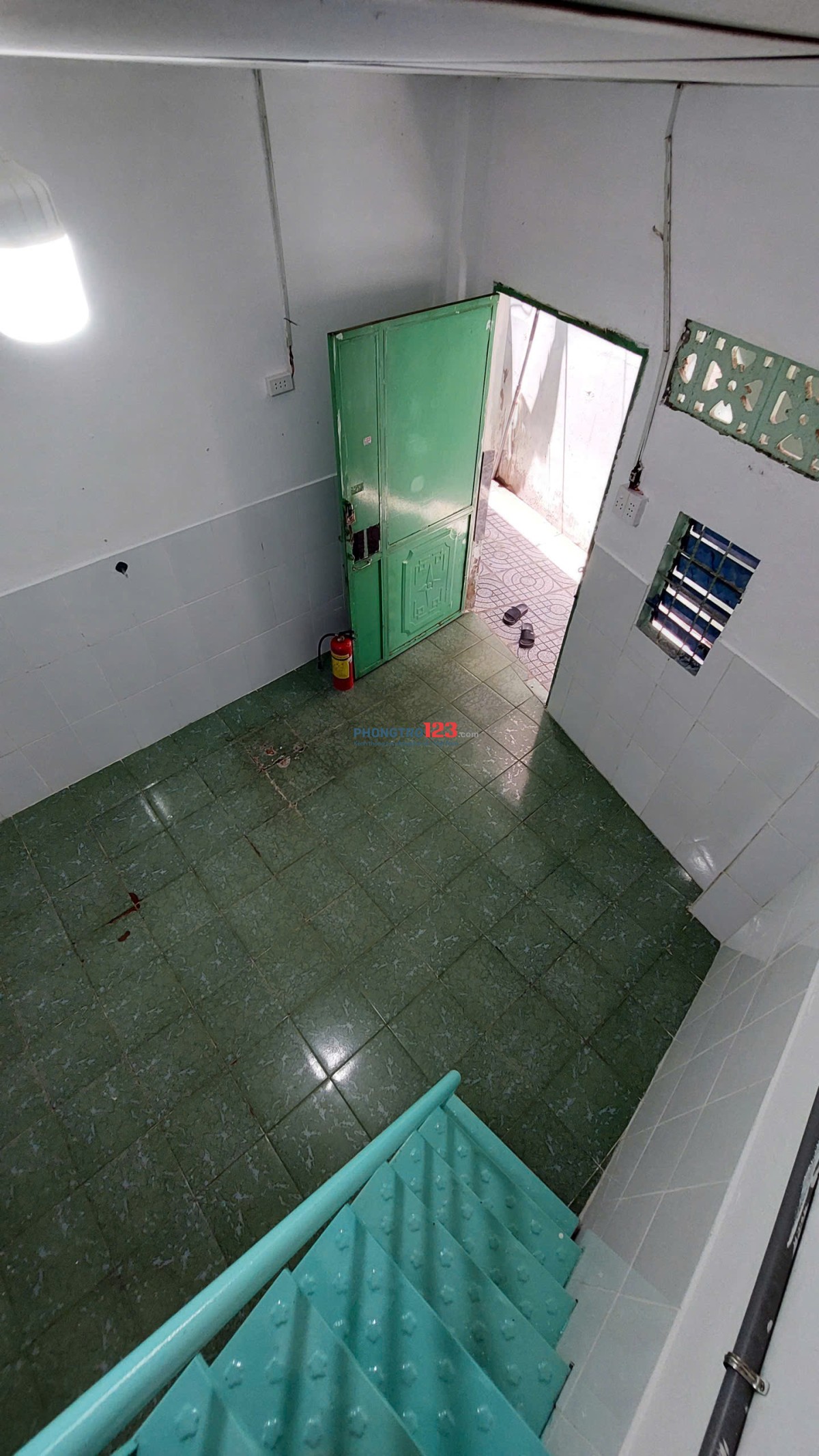 Phòng 32 m2 dạng 1 trệt + 1 lầu có ban công, xe dắt vô phòng