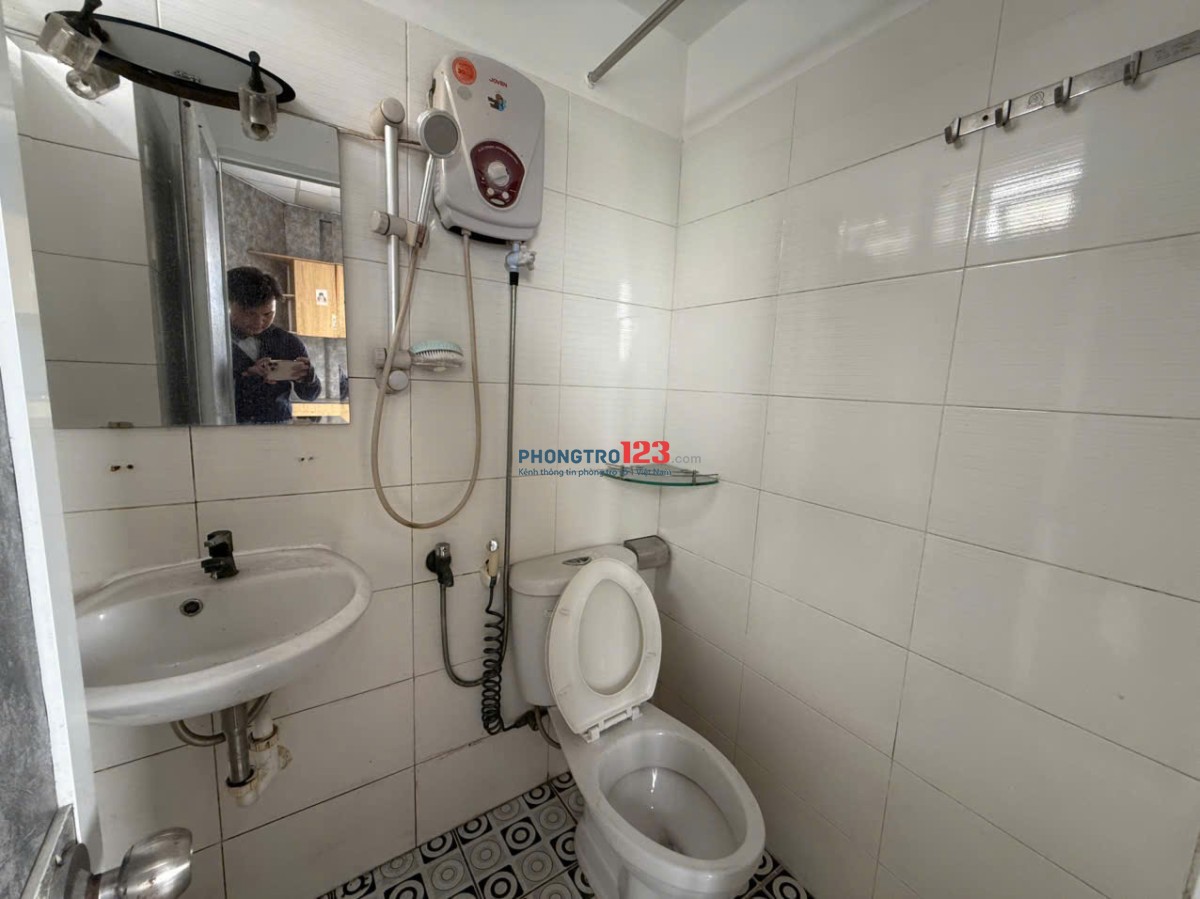 Đúng hình đúng giá phòng trọ có ban công 25m2 thang máy hầm xe ngay Ung Văn Khiêm gần UTH,HUTUECH