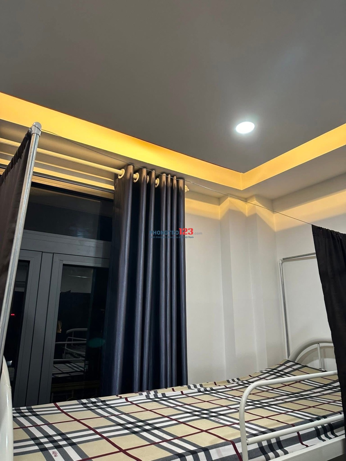 KTX Nam Nữ cách cổng chính IUH 5' đi bộ
