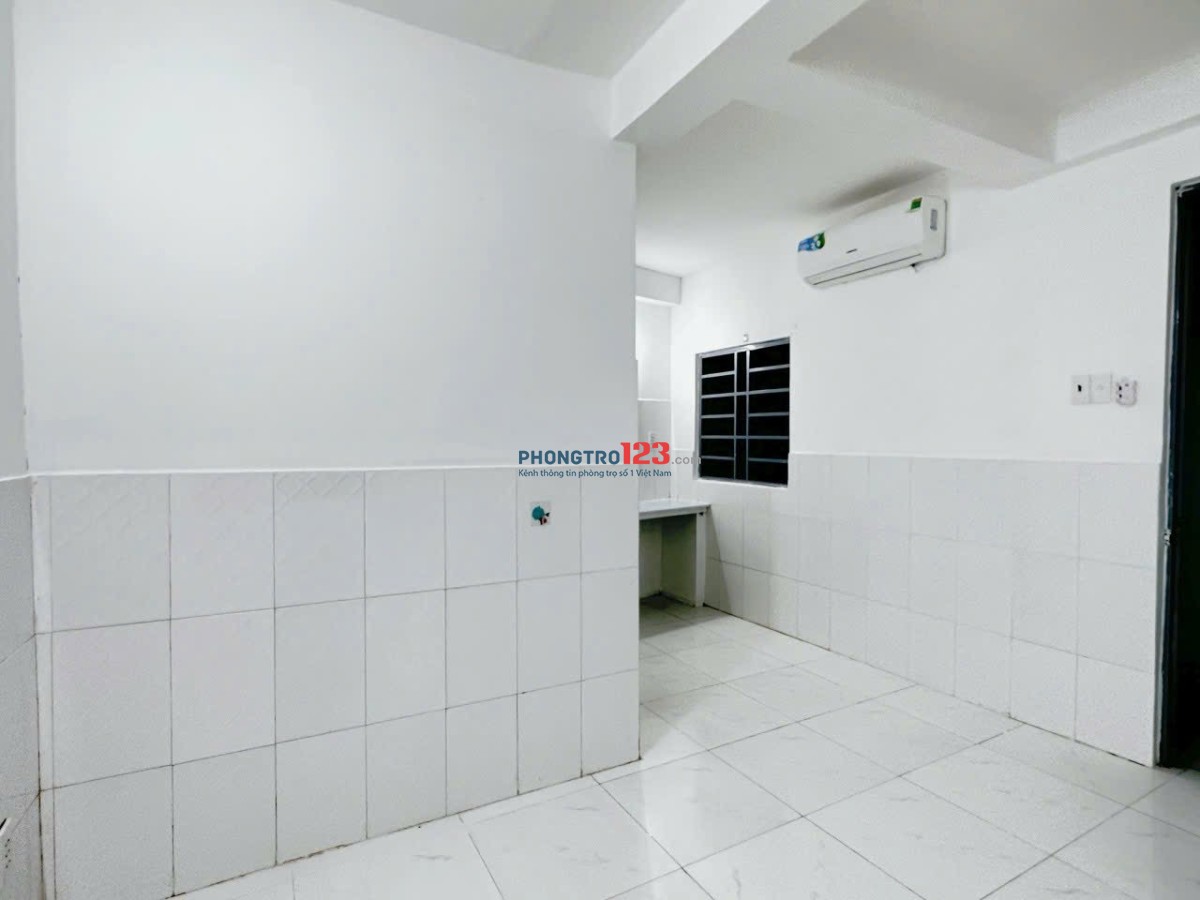 Phòng trọ 23m2 cửa sổ thoáng có máy lạnh ngay Nguyễn Xí gần đại học Văn Lang , UTH khu dân trí cao