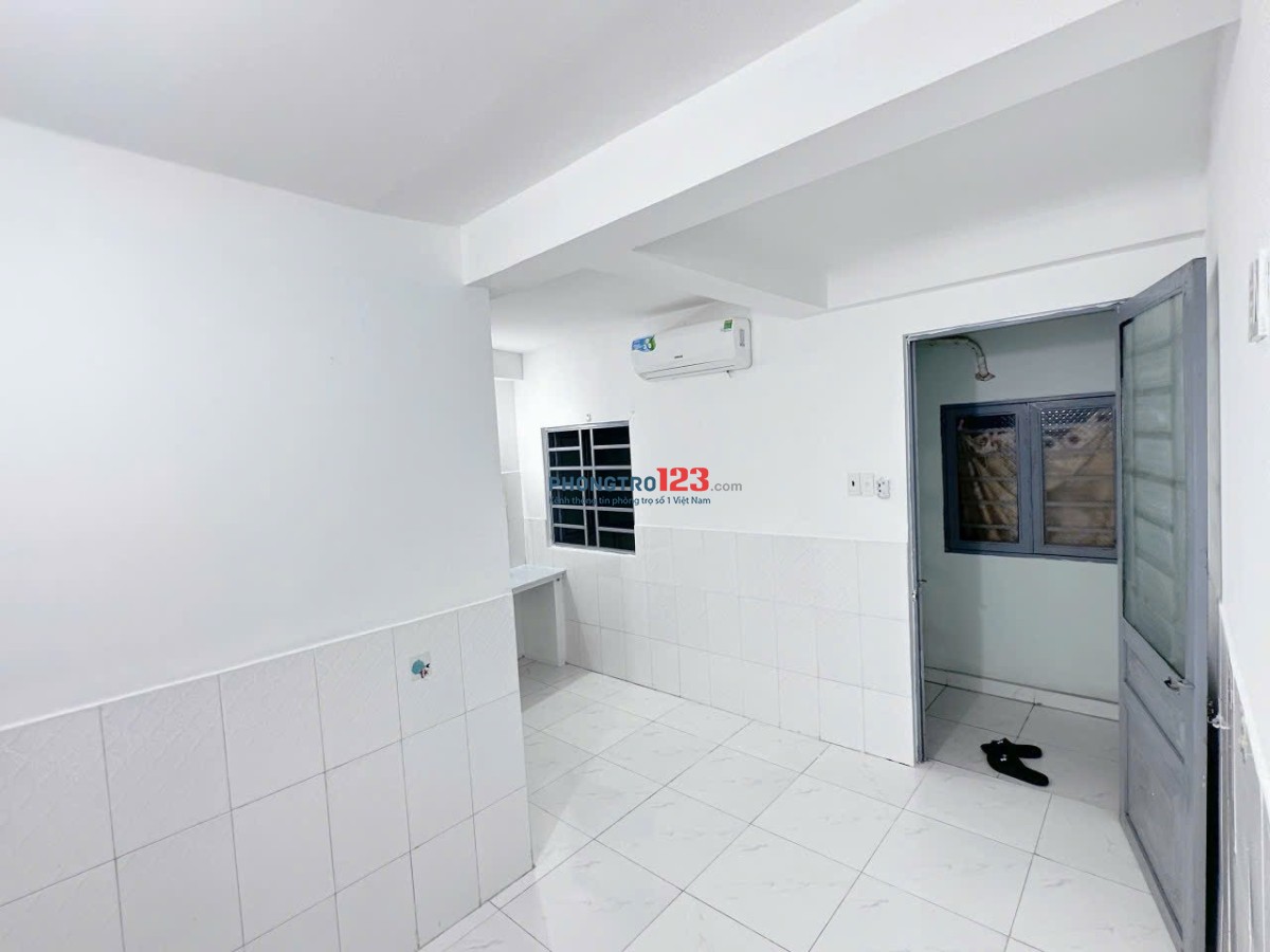 Phòng trọ 23m2 cửa sổ thoáng có máy lạnh ngay Nguyễn Xí gần đại học Văn Lang , UTH khu dân trí cao