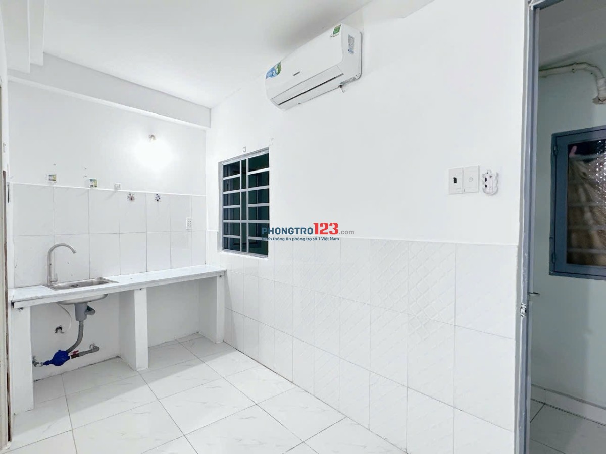 Phòng trọ 23m2 cửa sổ thoáng có máy lạnh ngay Nguyễn Xí gần đại học Văn Lang , UTH khu dân trí cao