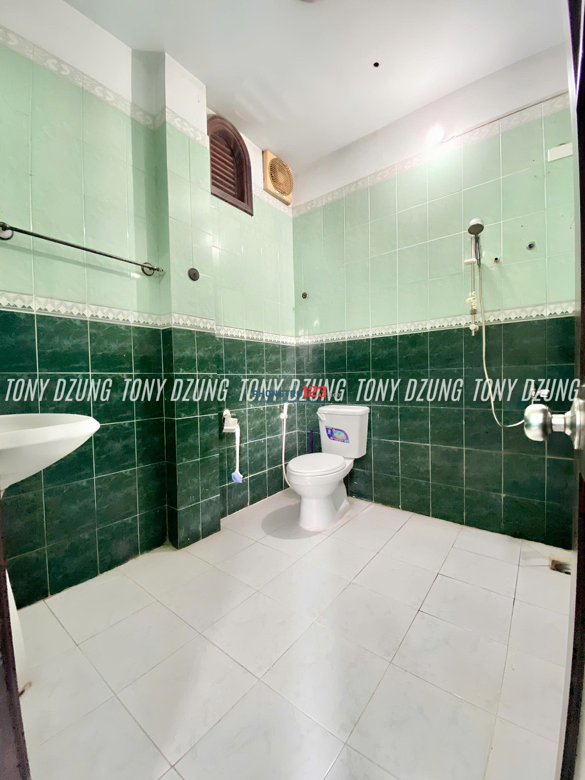 PHÒNG SIÊU RỘNG - CÓ CỬA SỔ THOÁNG NGAY DƯƠNG QUẢNG HÀM - GẦN ĐH VĂN LANG
