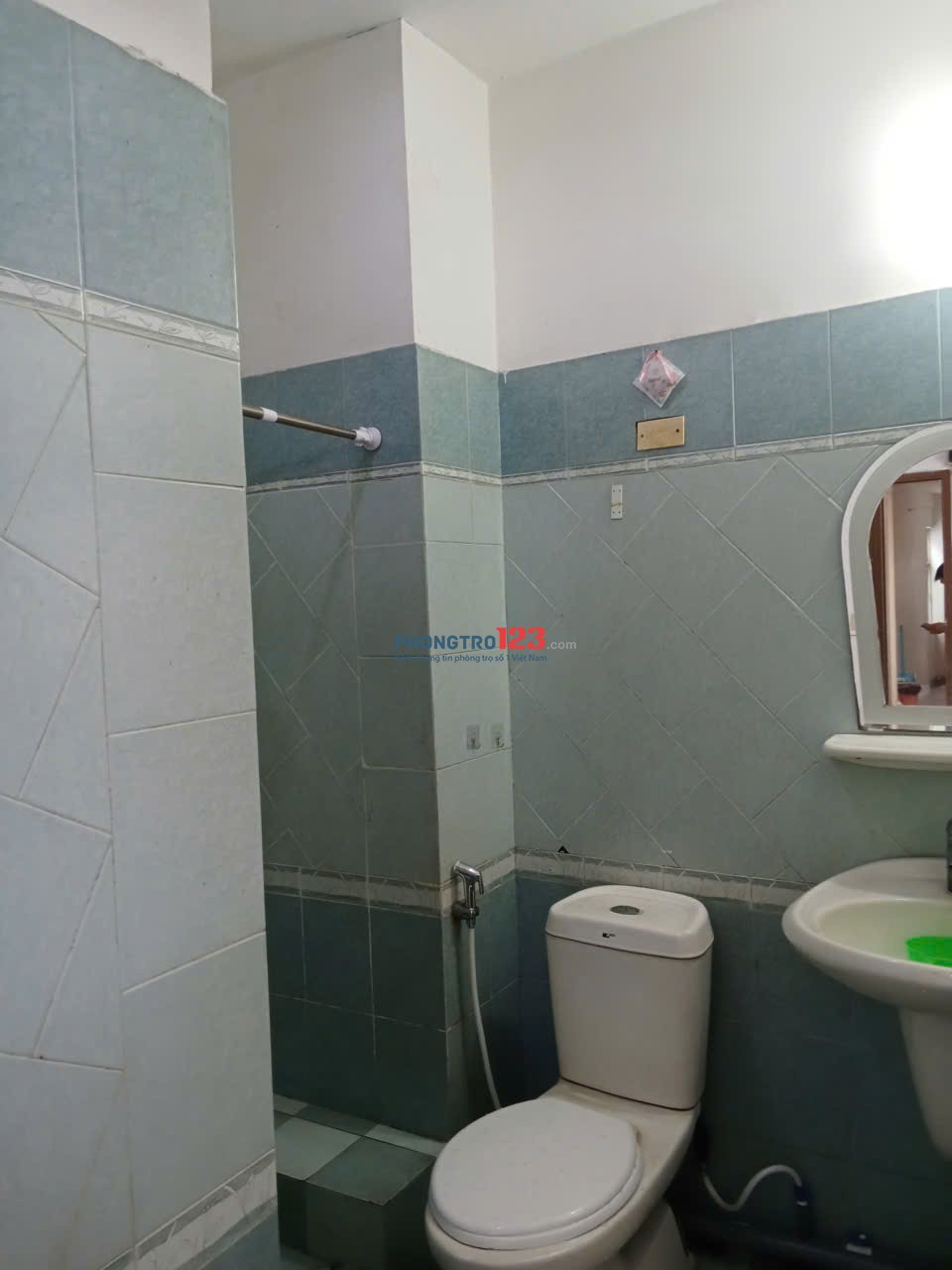 Phòng đẹp, như căn hộ mini,thoáng mát, giờ Tự do. TT Q10. 4,5 tr/th( L/H cô Hồng 0916042198)
