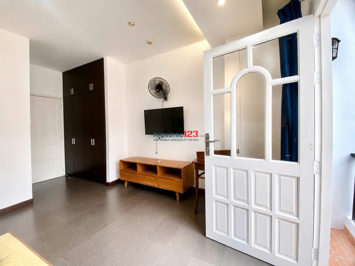 Cho thuê phòng Full nội thất, ban công lớn, Bình Thạnh gần HIU, UEF, UTH, HUTECH