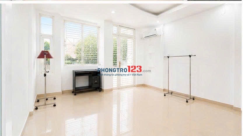 Thuê ngay phòng trọ 28m2 ban công full nội thất ngay Nguyễn Xí gần Văn Lang CS3, UTH giáp Quận 1,3